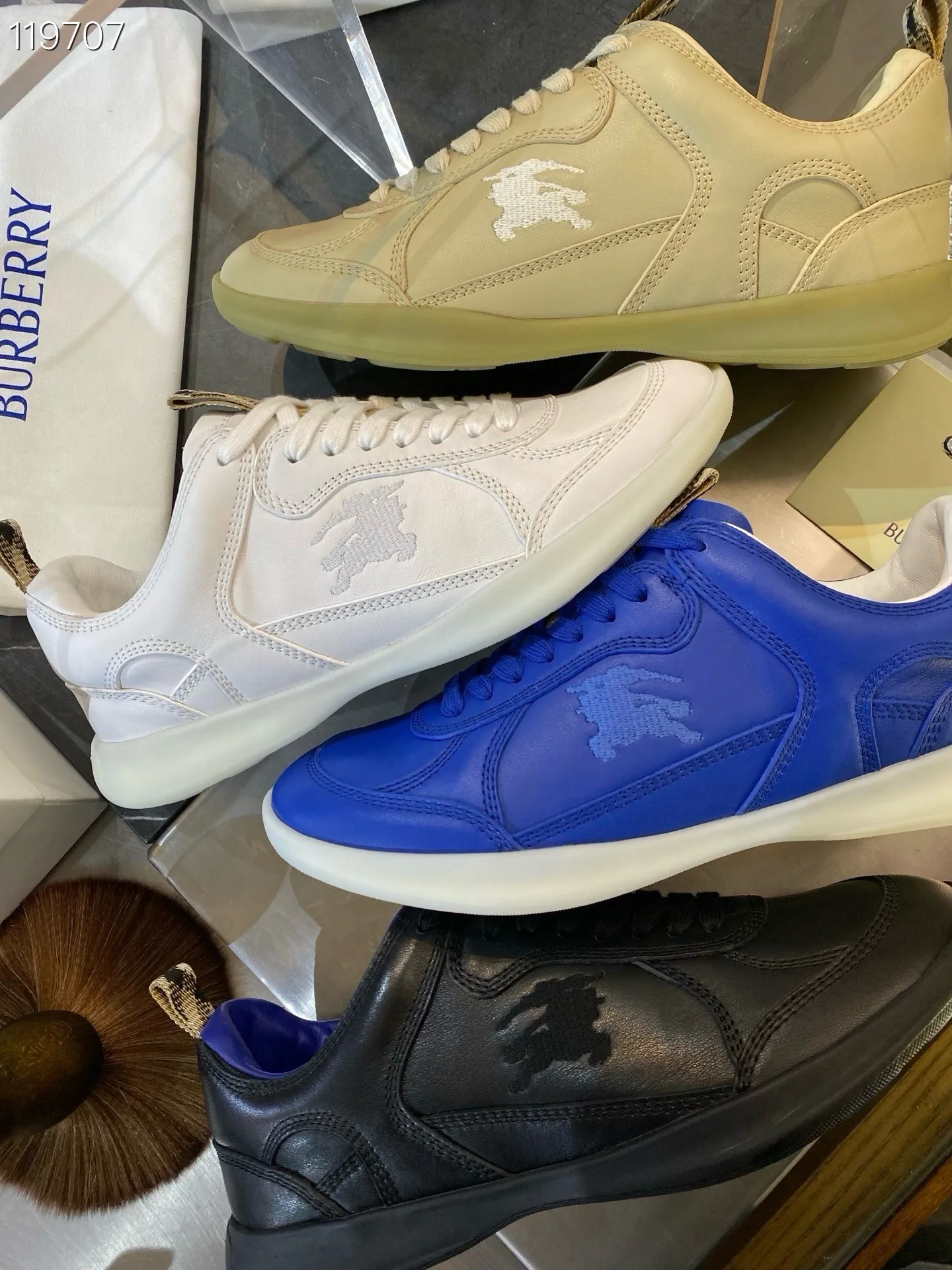Men's Men's Shoes 💰440 [New Style] 🐝🐝Burberry - Burberr SU25 new MATRIX retro sneakers ♞size; 38-44 (45 customized) calfskin The main style of the summer fashion show, retro and casual, light and comfortable. Burberry made its debut at the brand's 2025 summer fashion show. Made of refined Italian leather with tonal topstitching details, it's inspired by sporty design. Paired with lightweight soles and Burberry check sneakers, they are embellished with embroidery of the brand's Equestrian Knight logo (EKD). - Lace-up design - EKD embroidery on the side - EKD embroidery on the sole